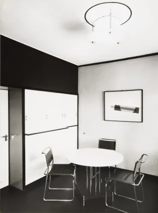 Intérieur Bauhaus minimaliste photographié par Lucia Moholy, illustrant l’architecture moderniste