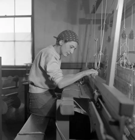 Femme travaillant sur un métier à tisser au Bauhaus