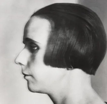 Femme portant un masque expérimental du Bauhaus