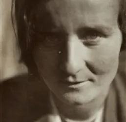 Portrait photographique en noir et blanc réalisé par Lucia Moholy