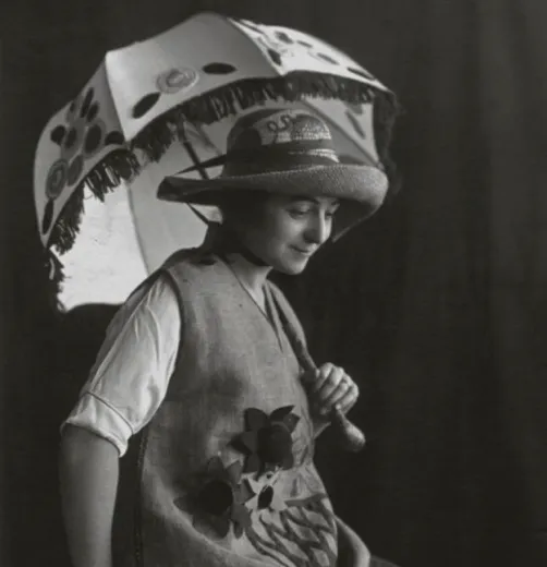 Portrait de Sonia Delaunay avec un parapluie