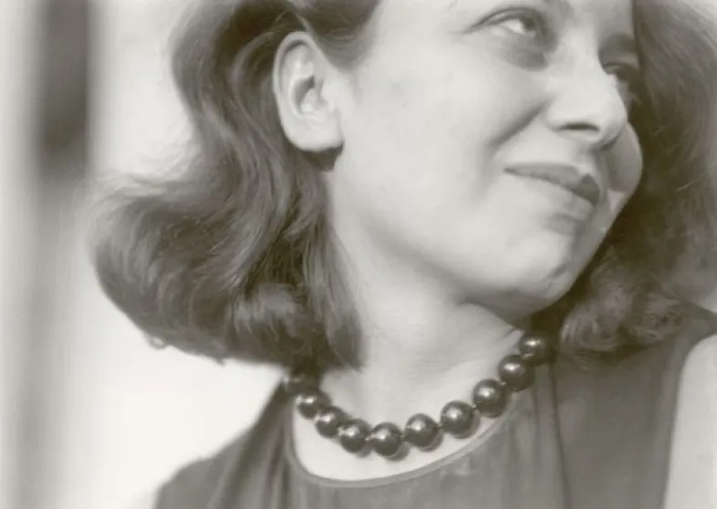 Portrait en noir et blanc illustrant la place des femmes dans l’histoire de l’art et de la littérature