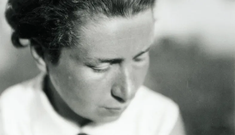 Portrait en noir et blanc de Lucia Moholy, regard baissé