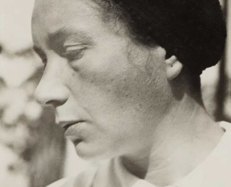 Portrait en noir et blanc de Lucia Moholy, photographiée de profil