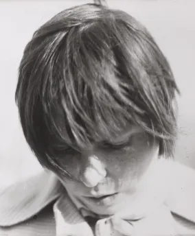 Portrait en noir et blanc d’une femme illustrant la place des femmes dans l’histoire de l’art et de la littérature